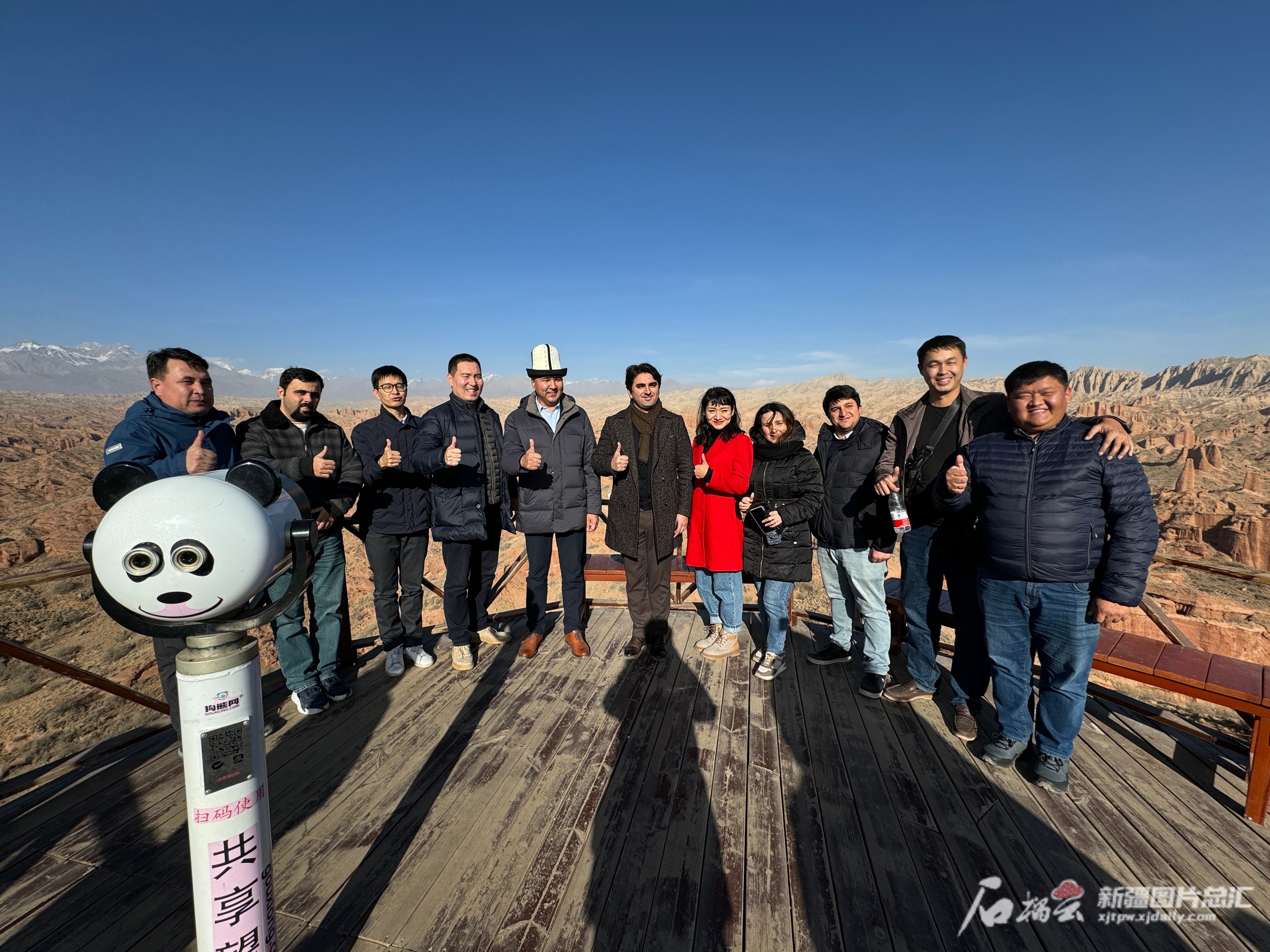 阿塞拜疆球员赛后庆祝取得胜利，合影留念