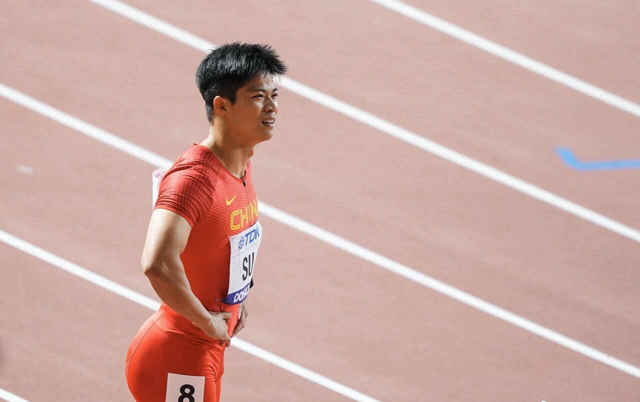 苏炳添在比赛中因伤离场，羽毛球队主教练感到担心